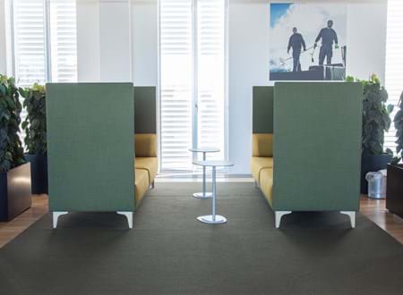 løst tæppe i filt på kontor